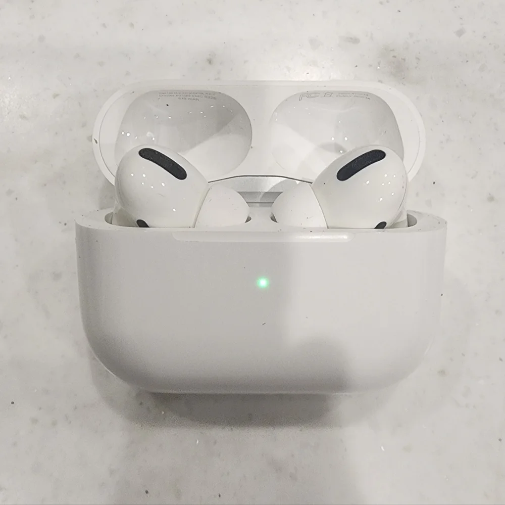 Apple Airpods Pro NWOB White New Noise Cancelling Earbuds Bluetooth